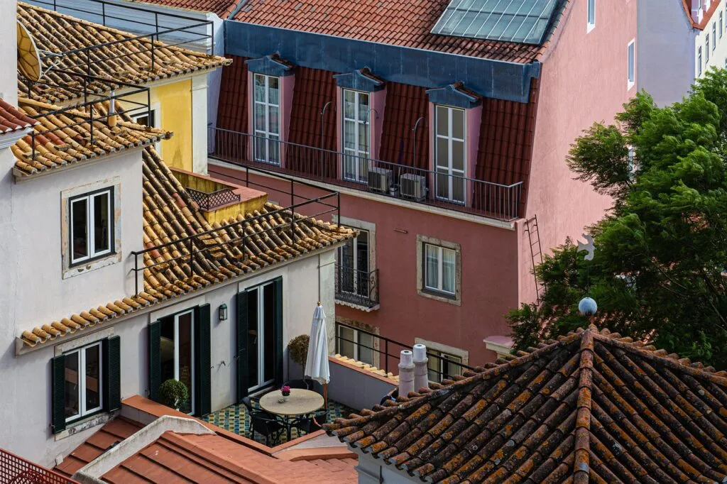 Toits carrelés et petite terrasse sur un toit, Lisbonne